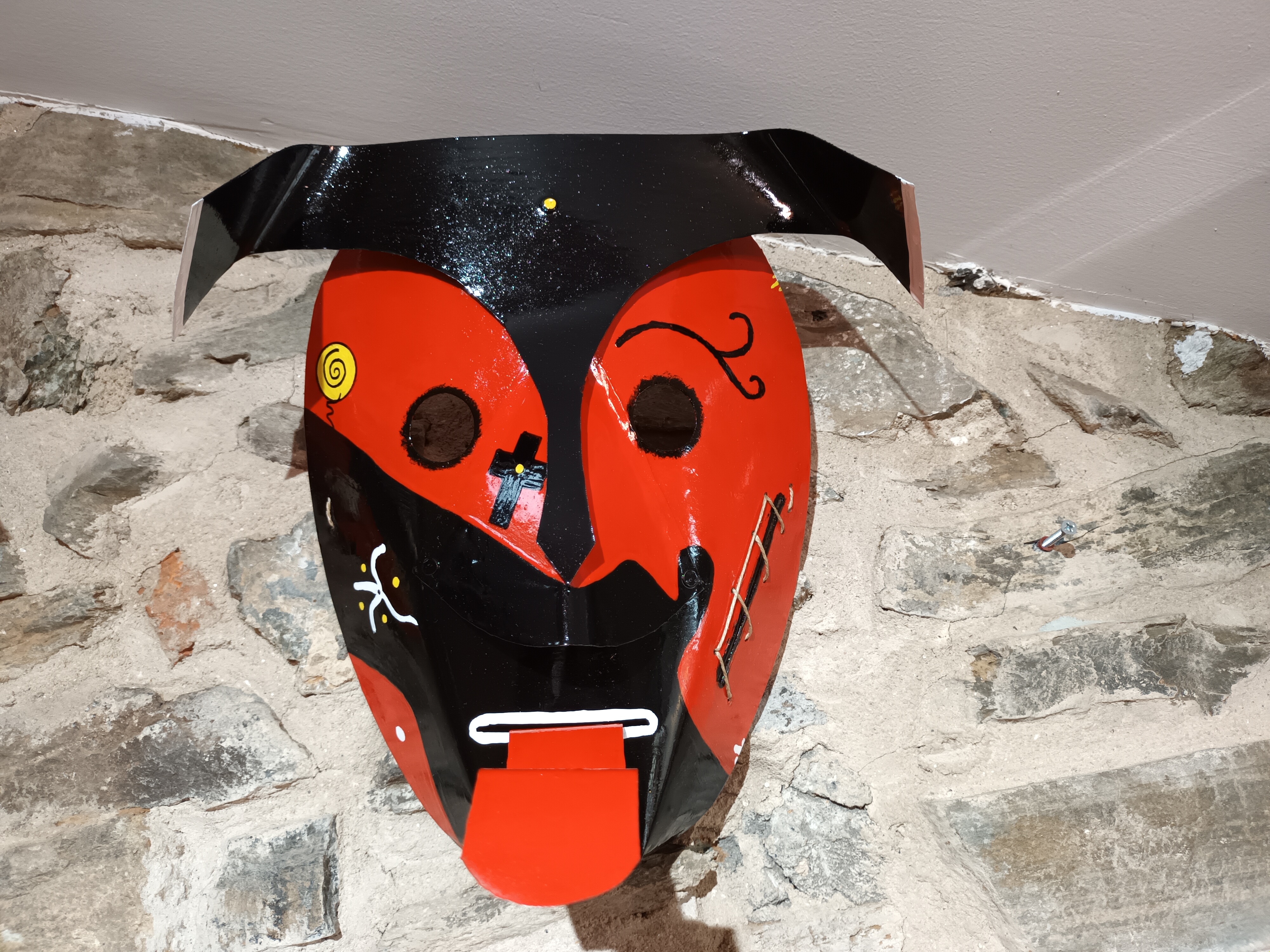 Máscara em modo de tricórnio