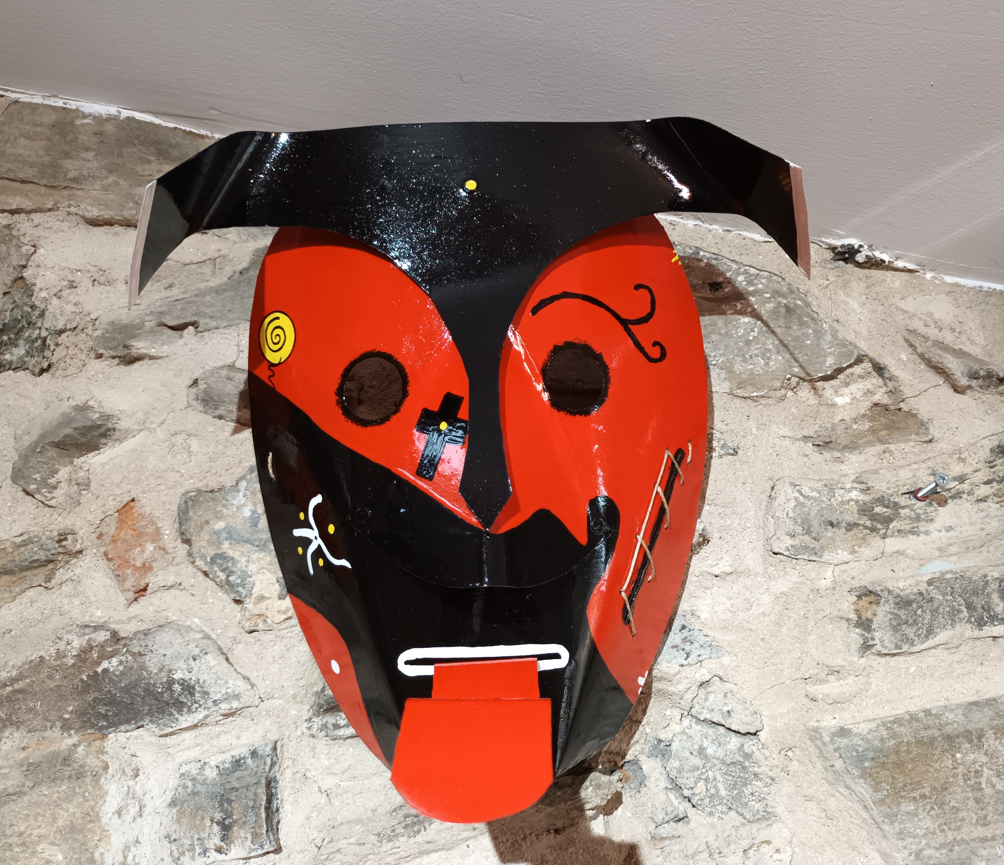 Máscara em modo de tricórnio