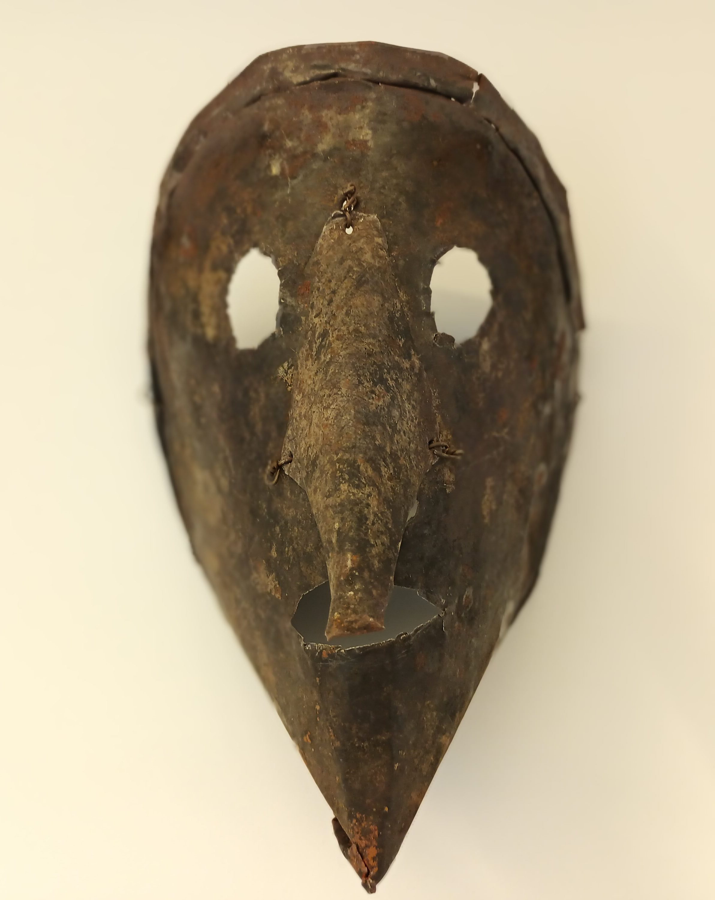 Máscara antiga de queixo pontiagudo