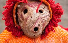 A máscara da autenticidade arcaica do "máscara" de Ousilhão