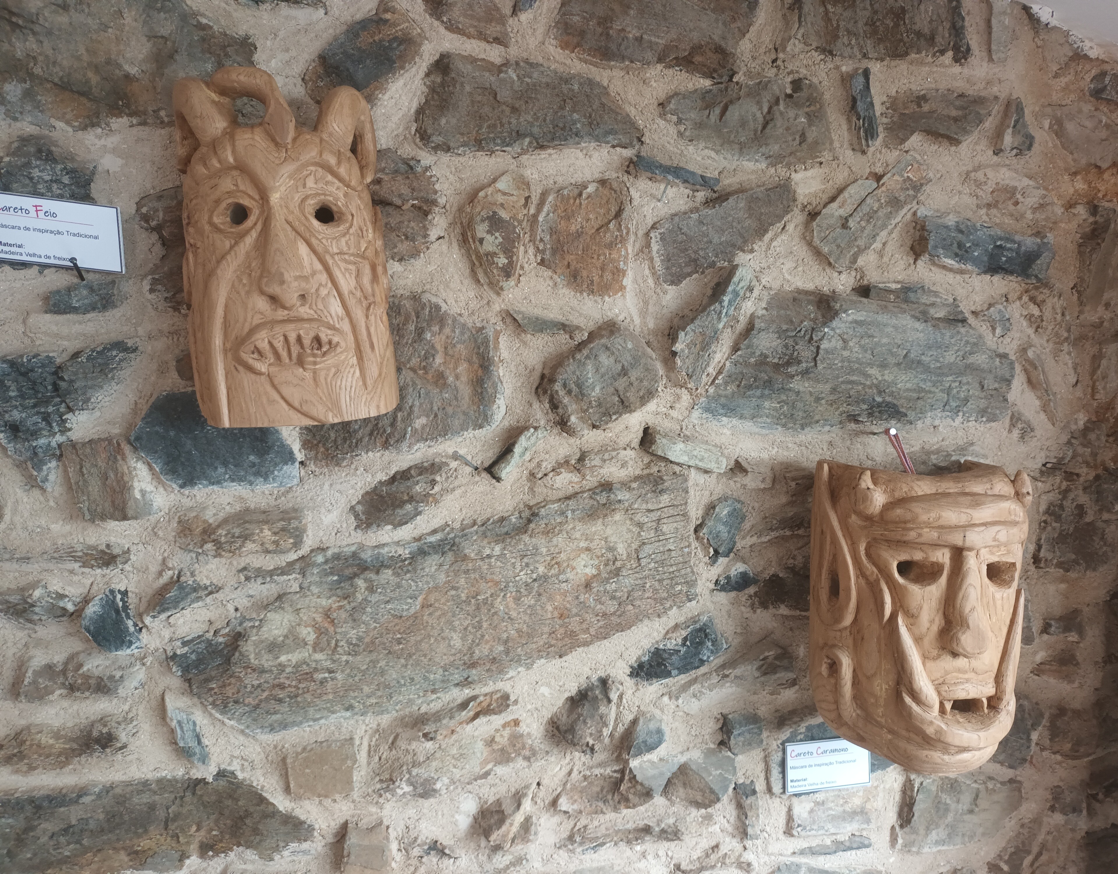Máscaras de inspiração tradicional