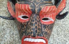 Máscara do diabo: madeira com cornos de carneiro