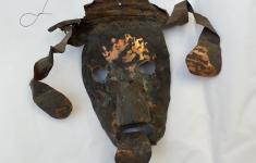 Máscara de latão velho