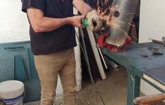 José Javier trabajando en su taller